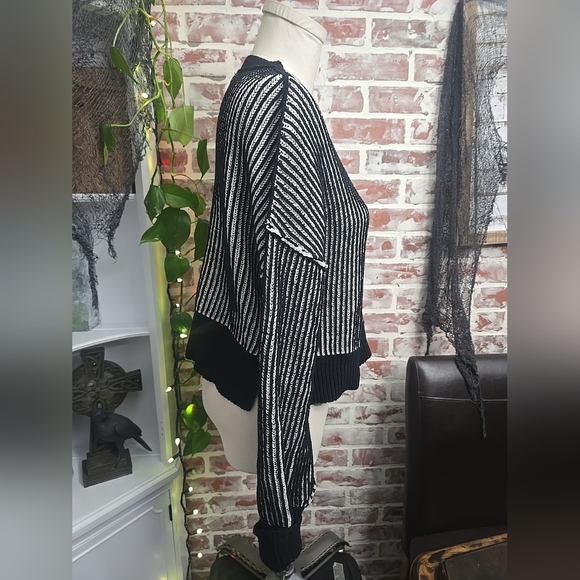 New in womens sweater sz medium - Picture 4 of 6